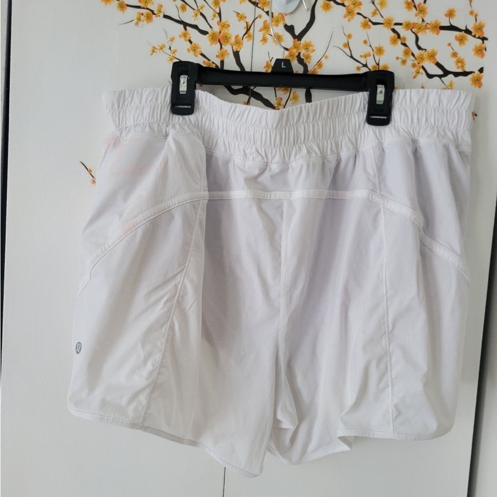 hottie hots lululemon 4” size 18 in white